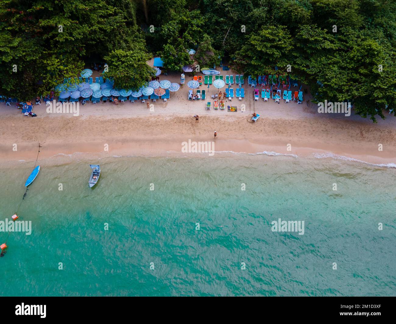 Draufsicht über die Drohne am gemütlichen Strand Pattaya Thailand mit Menschen, die am Strand sonnen Stockfoto