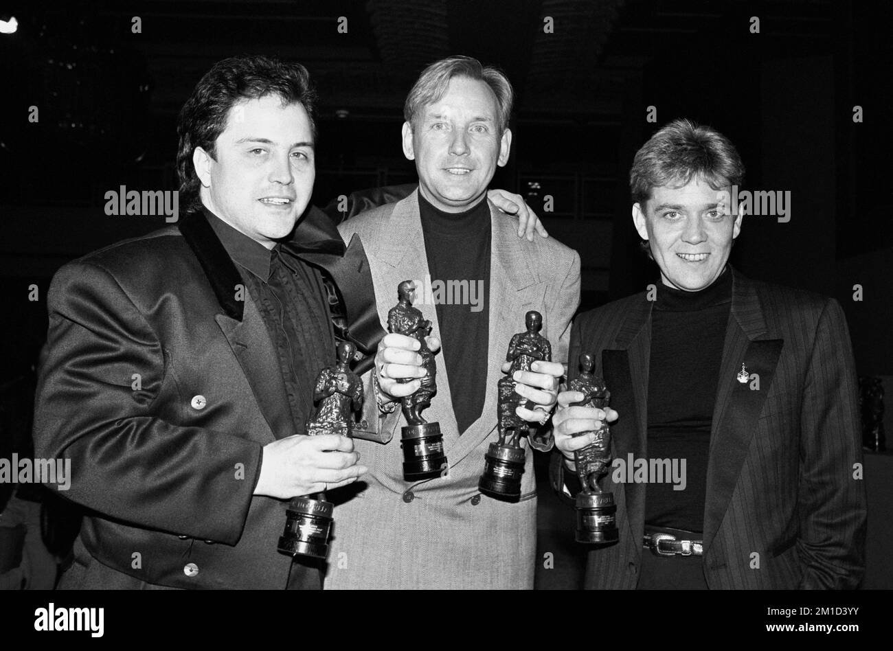 Dateifoto vom 7. Oktober 4/1988 von Matt Aitken, Pete Waterman und Mike Stock, die ihren Ivor Novello Award im Londoner Grosvenor House erhalten haben. Die POP-Produzenten treffen sich zu einem Dokumentarfilm auf Kanal 5 mit dem Titel Stock Aitken Waterman: Step Back in Time, mit Interviews mit Kylie Minogue, Rick Astley, Jason Donovan und Simon Cowell. Das Trio feierte viele der dauerhaften Hits der 1980er und 1990er Jahre und half, die Karrieren einiger der größten Musikstars zu starten. Ausgabedatum: Montag, 12. Dezember 2022. Stockfoto