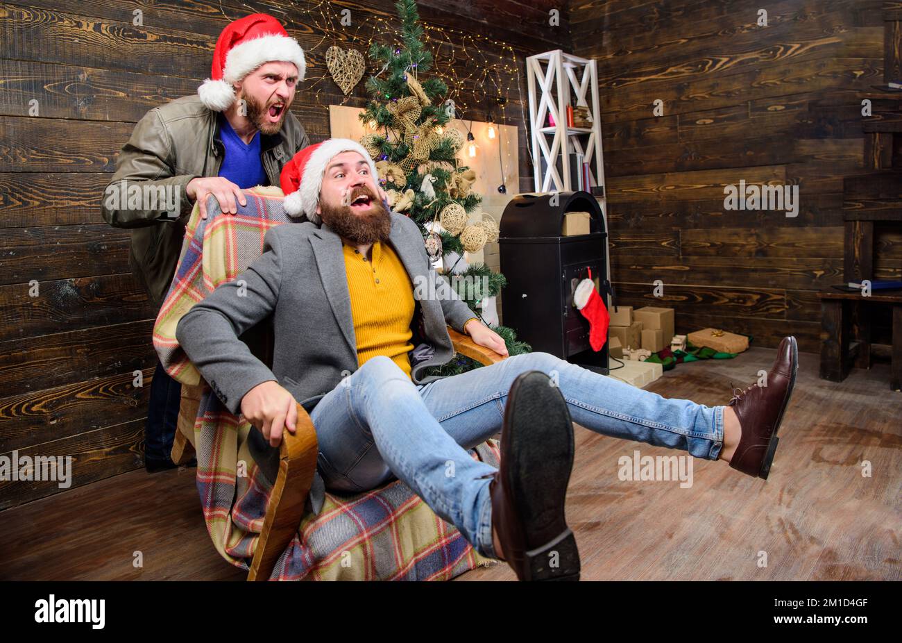 Freundliche Männer Spaß zu Hause. Weihnachten Spaß. Sie werden sich nie