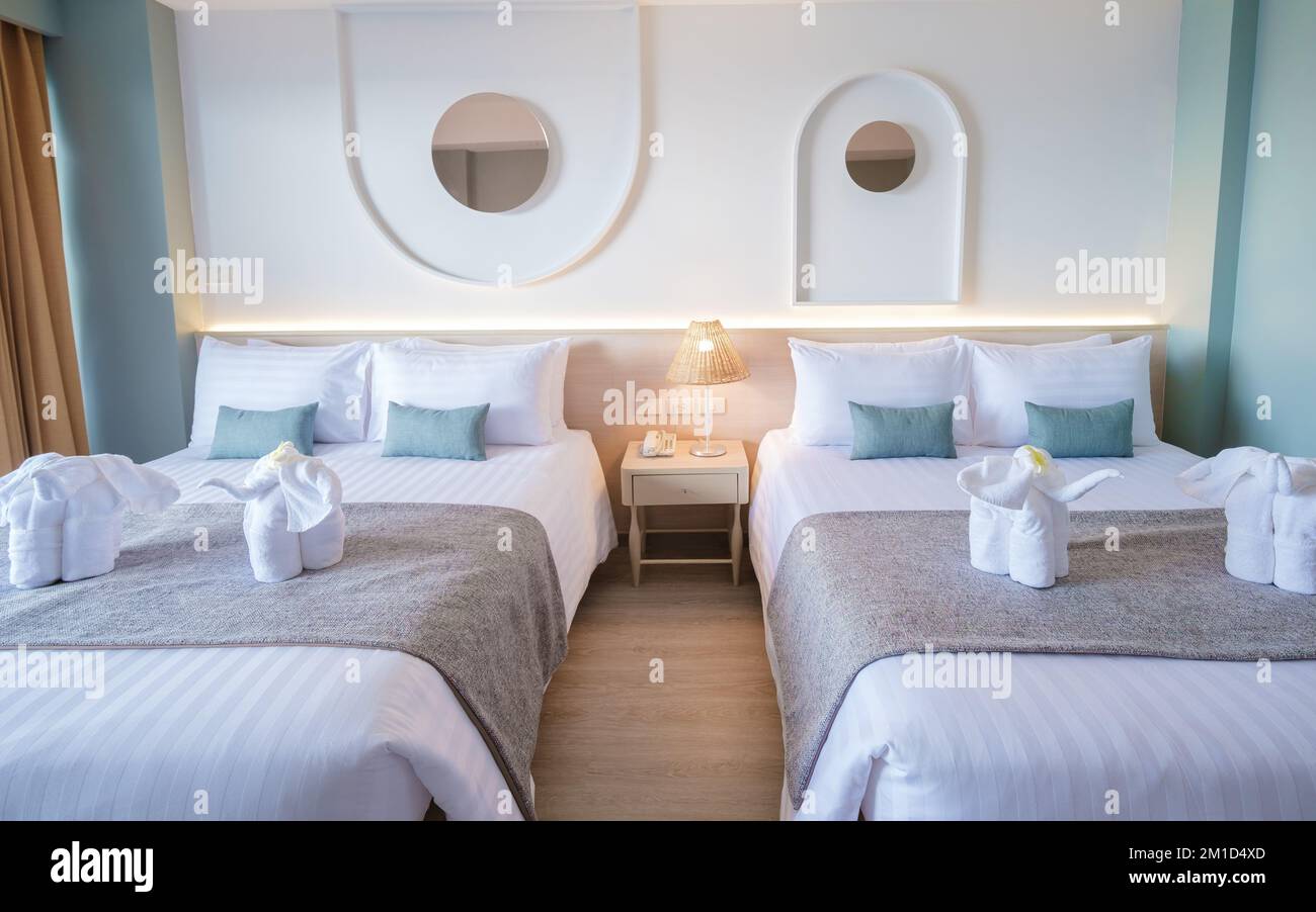 Ein Hotelzimmer mit hellen, frischen Farben im balinesischen Stil, minimalistisches Schlafzimmer mit Meerblick Stockfoto