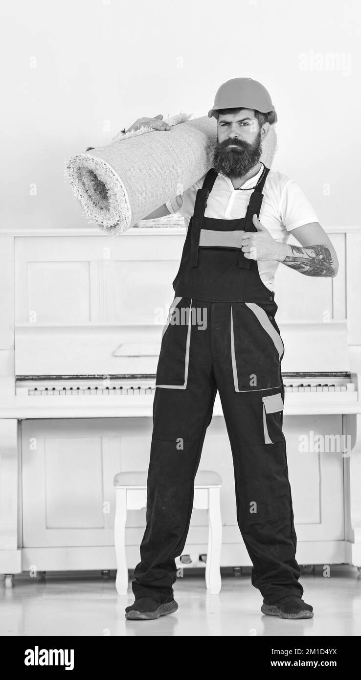 Volllängenporträt des Menschen isoliert auf weißem Hintergrund. Stirnrunzeln-Arbeiter mit Daumen-hoch-Geste. Renovierungs- und Renovierungskonzept Stockfoto