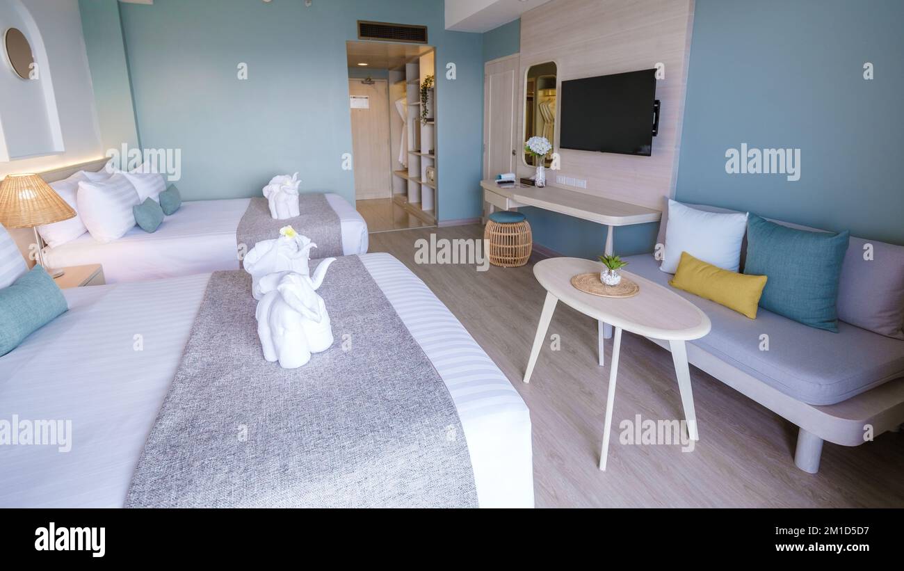 Ein Hotelzimmer mit hellen, frischen Farben im balinesischen Stil, minimalistisches Schlafzimmer mit Meerblick Stockfoto