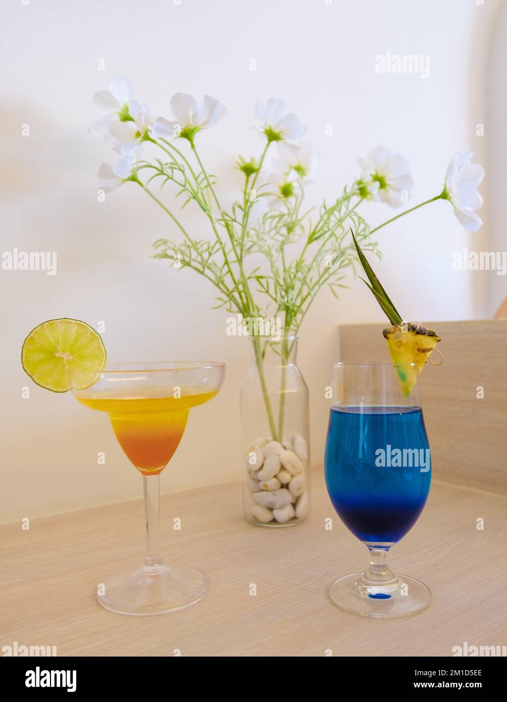 Cocktails, Drinks auf einem Tisch im Hotelzimmer. Begrüßungsgetränk im Hotel Stockfoto