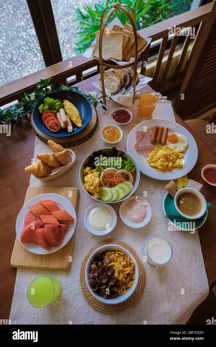 Luxuriöses westliches Frühstück im Hotel. Stockfoto