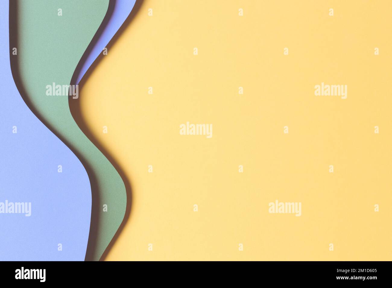 Abstrakt farbigen Papier Textur Hintergrund. Minimale Papierschnitt-Stil Komposition mit Schichten von geometrischen Formen und Linien in gelb, hellblau und Stockfoto