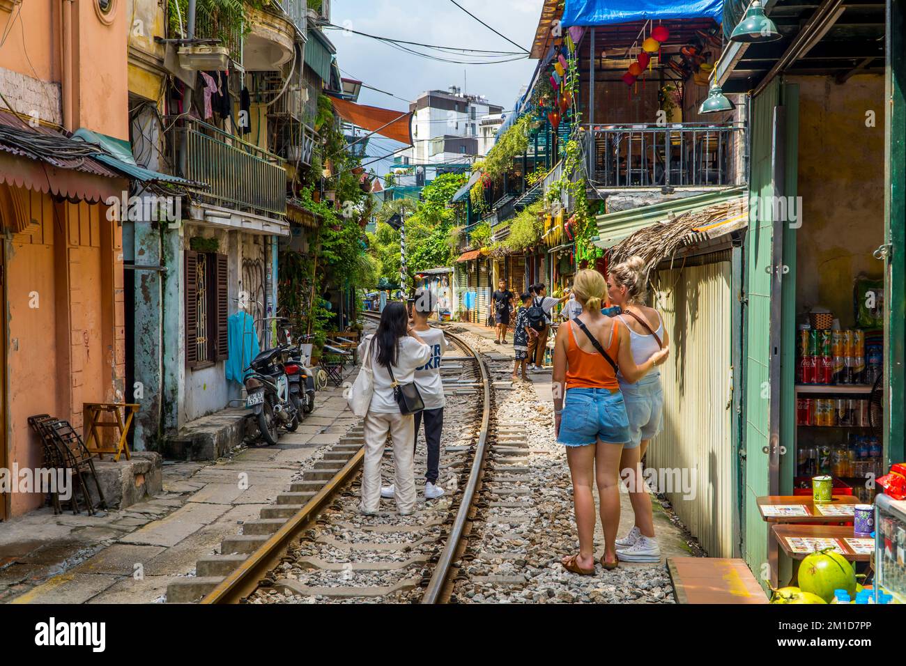 Touristen in der Hanoi Train Street, Vietnam Stockfoto