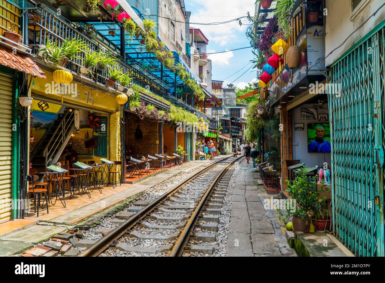 Touristen in der Hanoi Train Street, Vietnam Stockfoto
