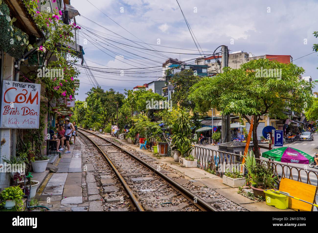 Touristen in der Hanoi Train Street, Vietnam Stockfoto