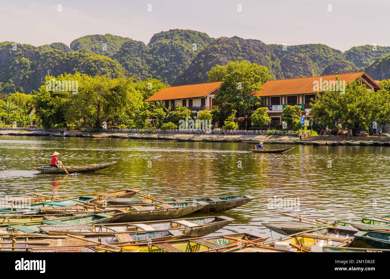 Boote auf dem Fluss Tam CoC bei Ninh Binh, Vietnam Stockfoto