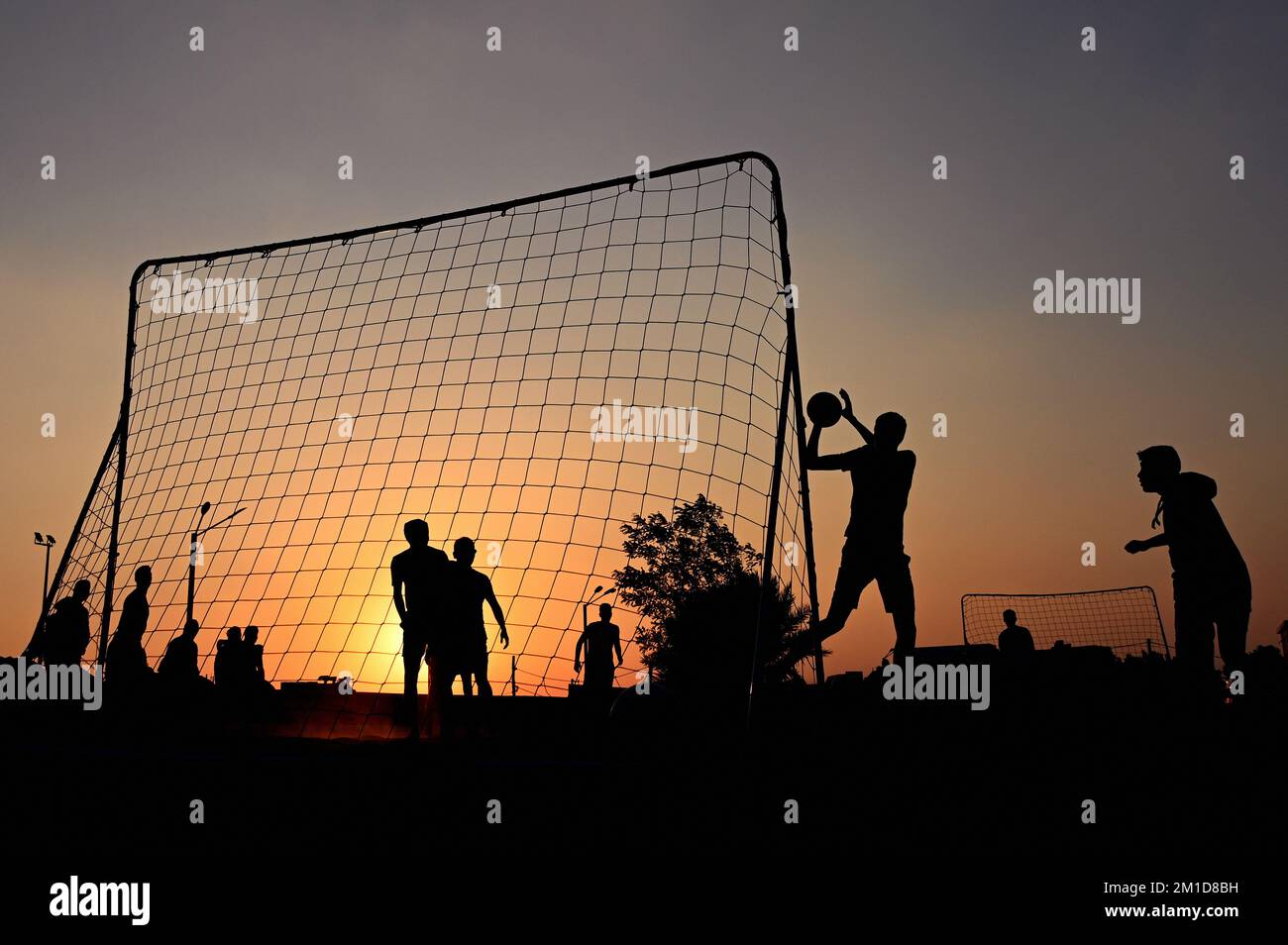 Strandfußball bei Sonnenuntergang am Katara Beach Doha Stockfoto