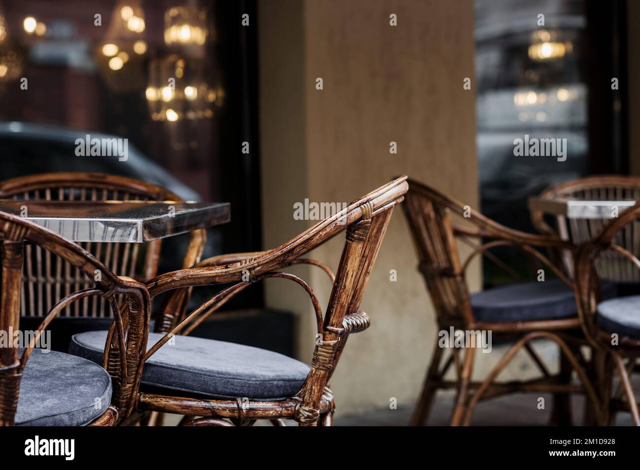 Altmodische Cafeterrasse. Restaurantmöbel im Freien. Stockfoto