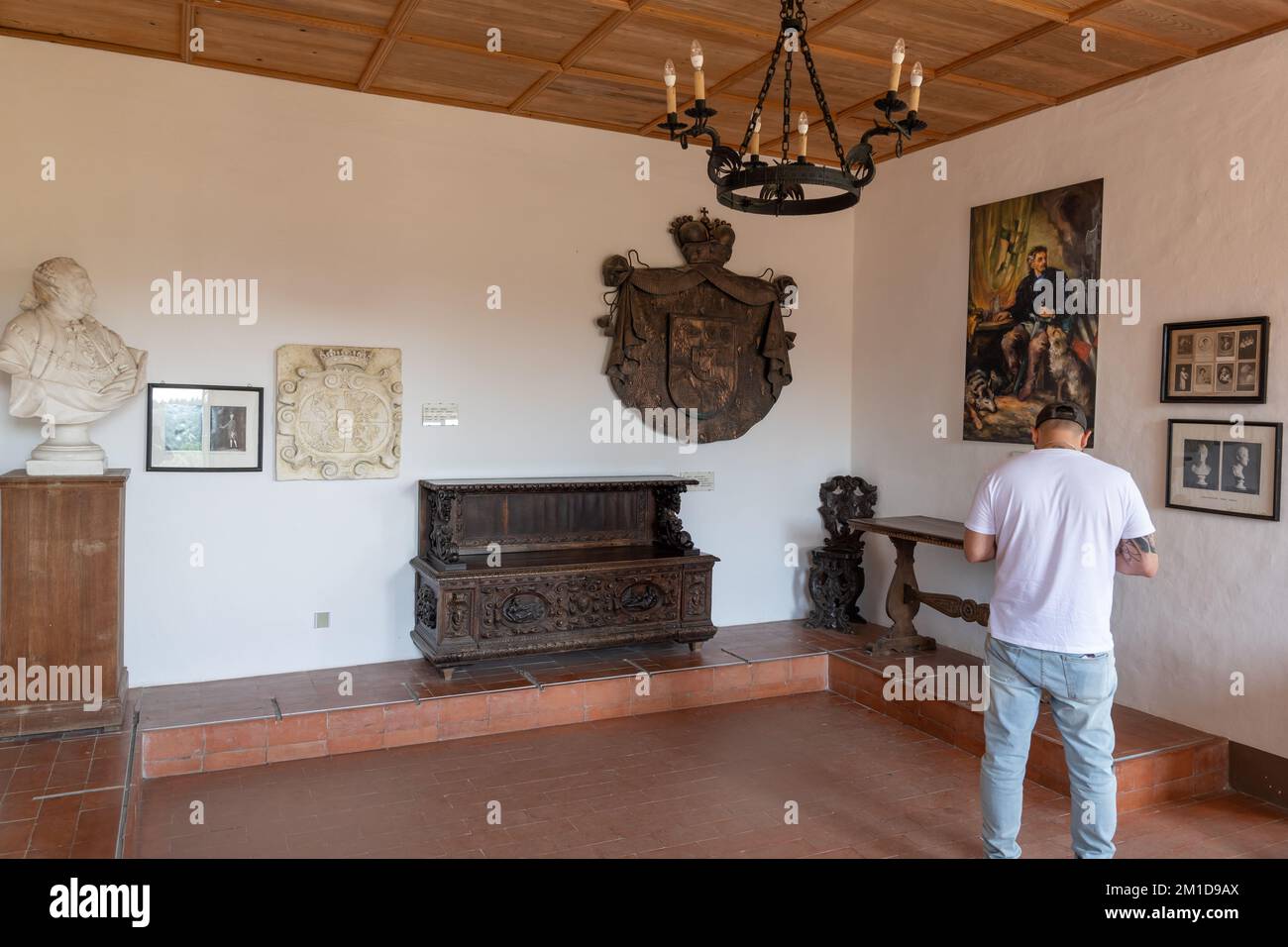 Kammer im Schloss Predjama in Slowenien, Zimmer mit Gemälde von Ritter Erazem von Predjama, Burgrab und Räuberbaron. Stockfoto