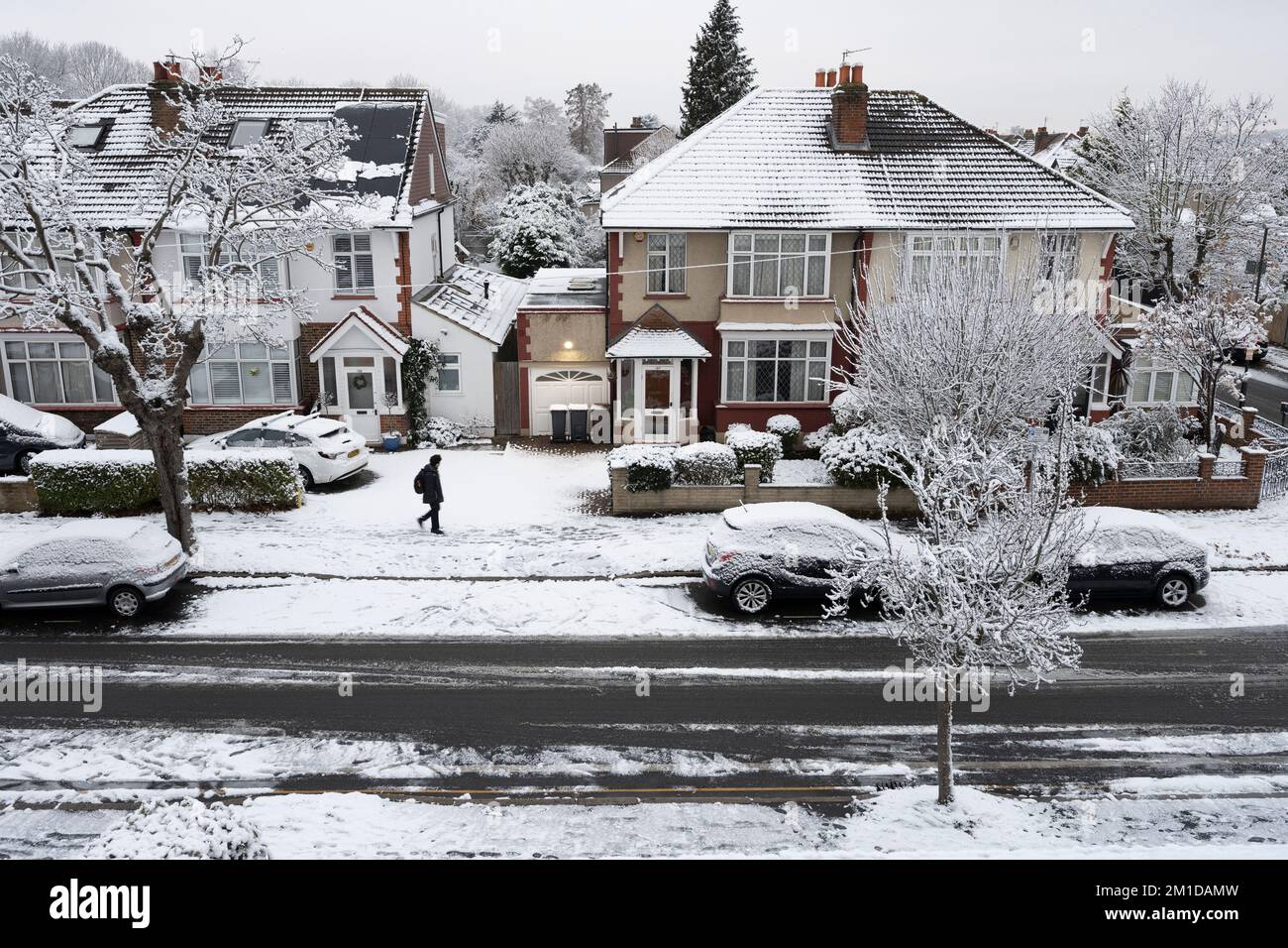 Wimbledon, London, Großbritannien. 12. Dezember 2022 In Wimbledon im Südwesten Londons fällt in diesem Winter erstmals Schnee, da in Großbritannien weiterhin Frost herrscht. Kredit: Malcolm Park/Alamy Live News Stockfoto