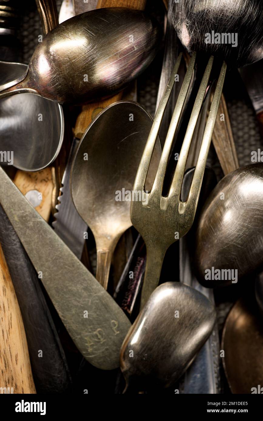 Draufsicht einer Gruppe von altem Besteck. Stockfoto