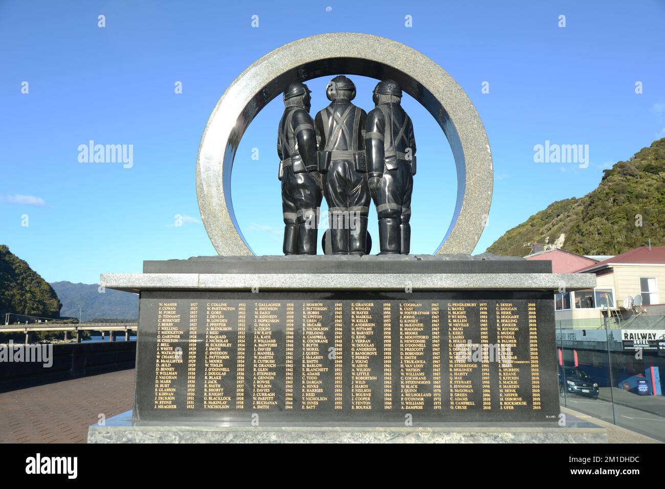Ein Denkmal für Bergleute listet die Namen von Männern auf, die seit 1862 bei Bergbauunfällen im Bezirk Greymouth getötet wurden. Neuseeland, 2022. Die Gedenkstan Stockfoto