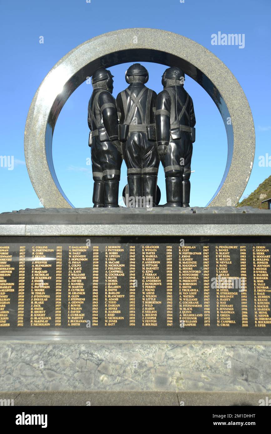 Ein Denkmal für Bergleute listet die Namen von Männern auf, die seit 1862 bei Bergbauunfällen im Bezirk Greymouth getötet wurden. Neuseeland, 2022. Die Gedenkstan Stockfoto