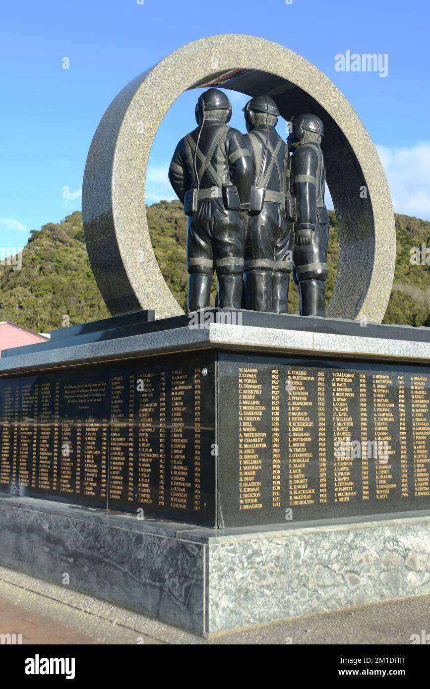 Ein Denkmal für Bergleute listet die Namen von Männern auf, die seit 1862 bei Bergbauunfällen im Bezirk Greymouth getötet wurden. Neuseeland, 2022. Der Gedenkgottesdienst Stockfoto
