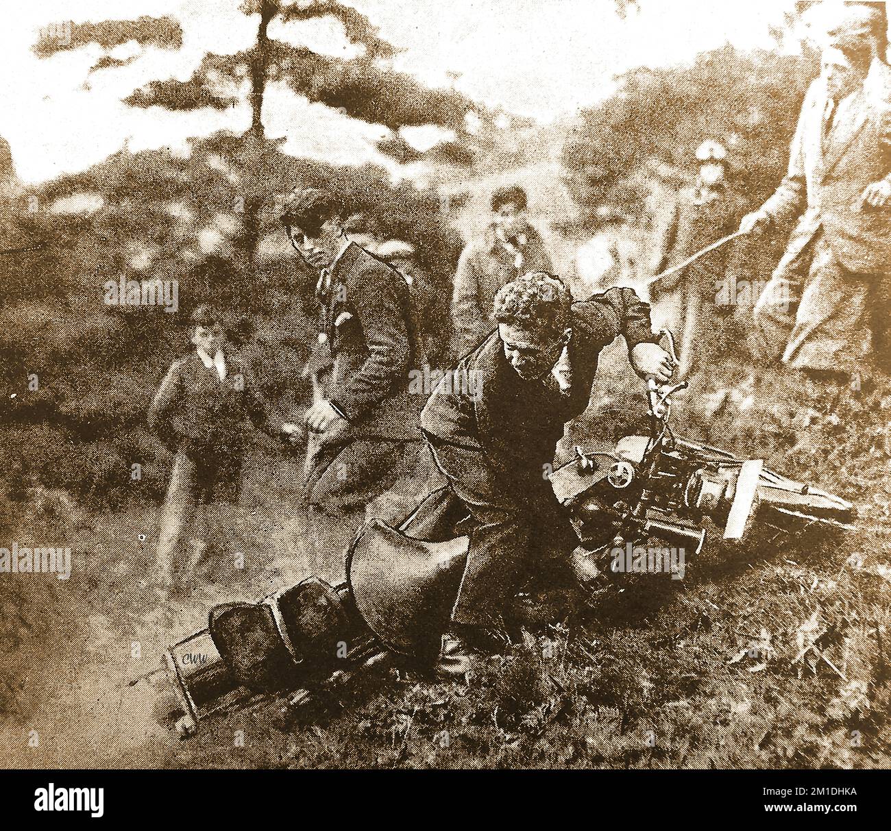 Etwa 1930er Jahre - ein altes Foto, das bei einem britischen Motorradklettern aufgenommen wurde, bei dem die Fahrer in normaler Kleidung und ohne Helme fuhren Stockfoto