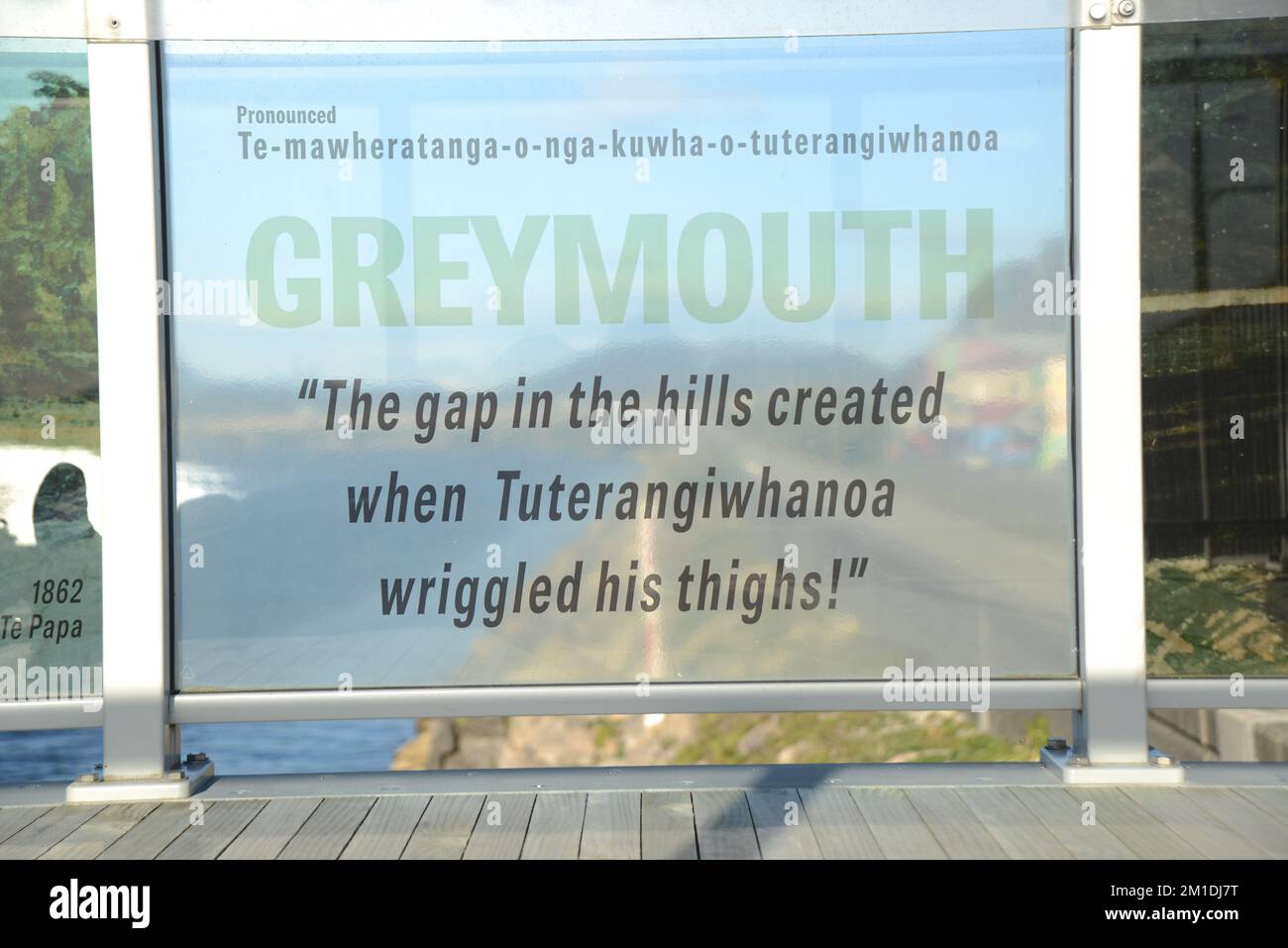 Ein Informationsfenster beschreibt lokale Stammeslegenden über den Ursprung von Greymouth, Westküste, Neuseeland, 2022 Stockfoto