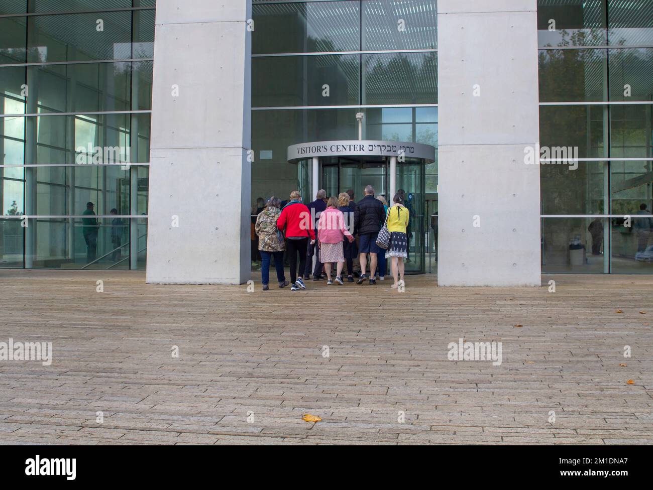 9. November 2022 Touristen betreten die Drehtüren des World Holocaust Remembrance Center in Jerusalem Israel Stockfoto