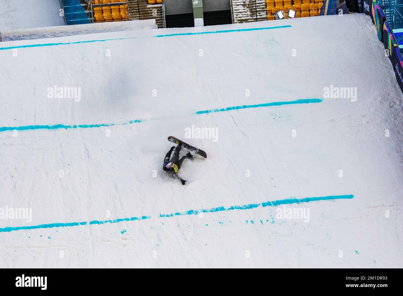 Edmonton, Kanada. 10.. Dezember 2022. Takeru Otsuka (JPN) wird während des Style Experience Snowboard Big Air World Cup-Wettbewerbs im Commonwealth Stadium auf der Landung ausgelöscht. Kredit: SOPA Images Limited/Alamy Live News Stockfoto