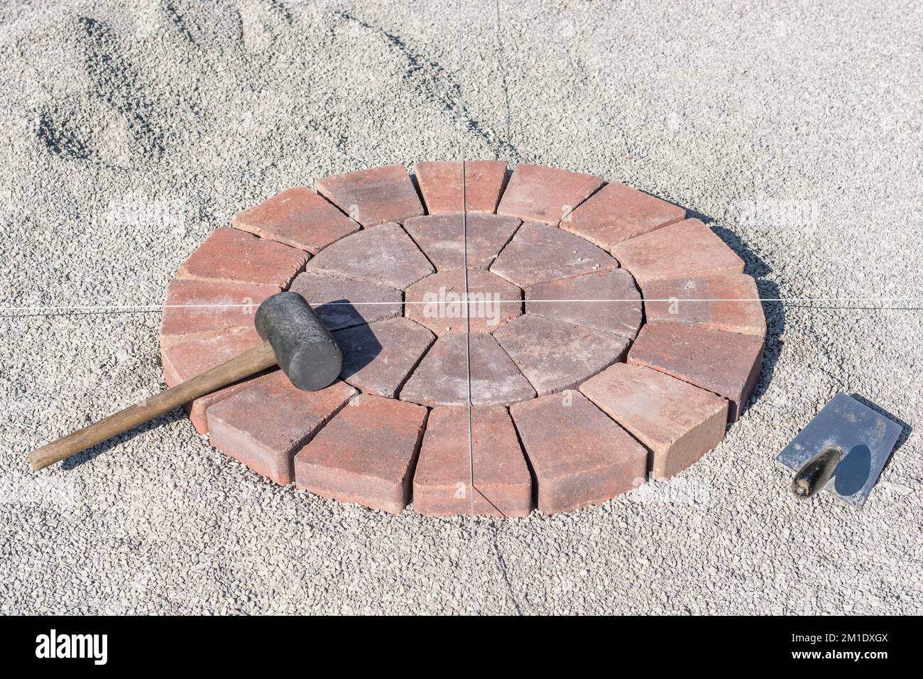Der Pflasterkreis ist auf dem Ballastbett verlegt Stockfoto