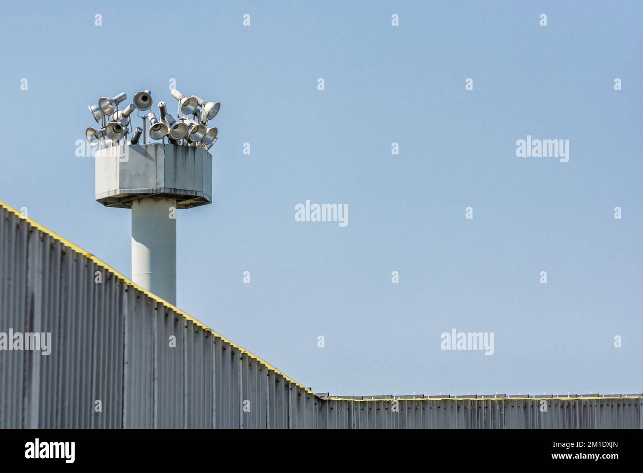 Hohe Wände mit Suchscheinwerfern als Symbol für Grenzen und Gefängnisse Stockfoto