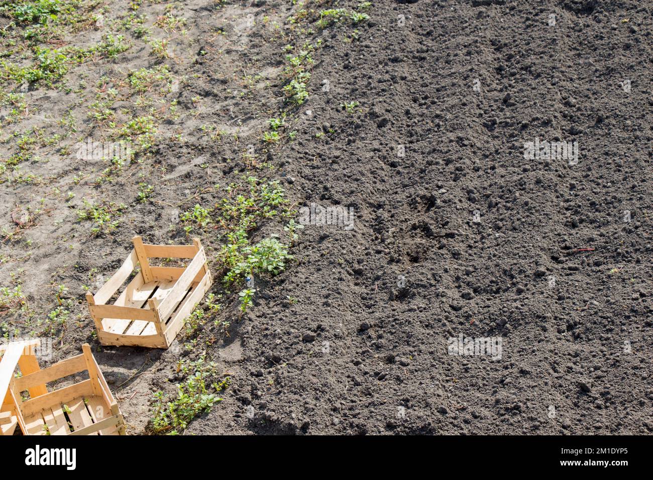 Gepflügte Feld mit Spuren im Frühjahr zu sehen Stockfoto