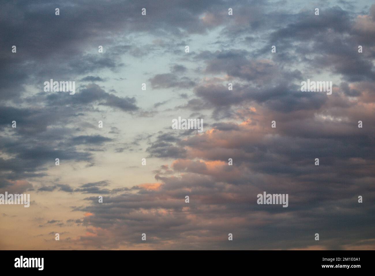 Graue Wolken teilweise Abdeckung der Himmel tagsüber Stockfoto