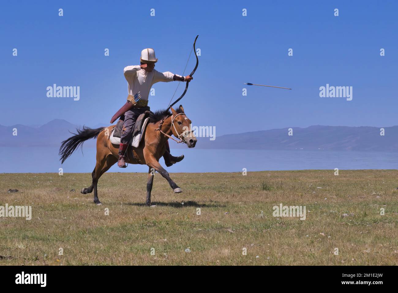 Kirgisische Nomaden schießen auf ein Ziel während des Galoppings, Song kol See, Naryn Region, Kirgisistan Stockfoto