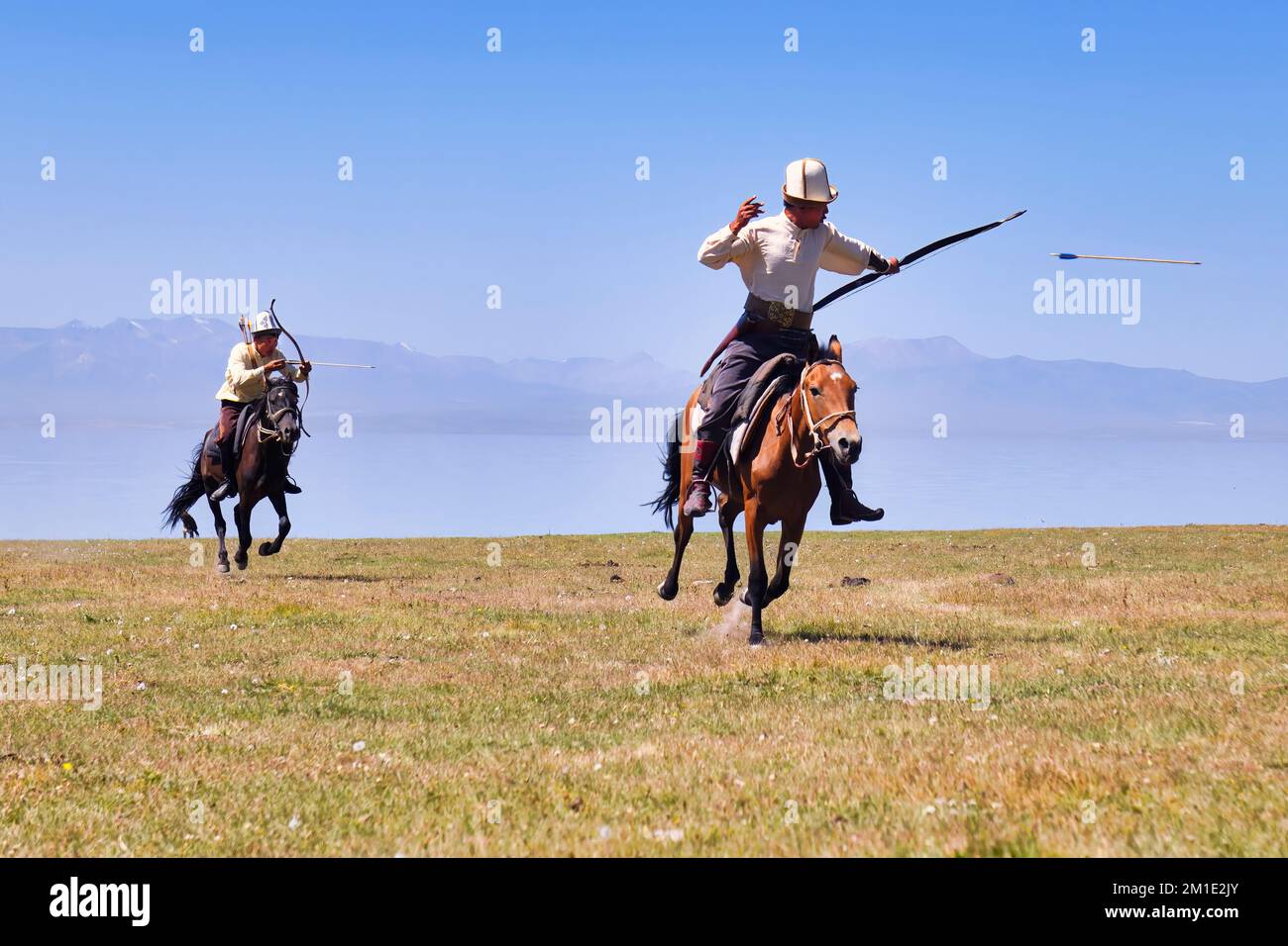 Kirgisische Nomaden schießen auf ein Ziel während des Galoppings, Song kol See, Naryn Region, Kirgisistan Stockfoto