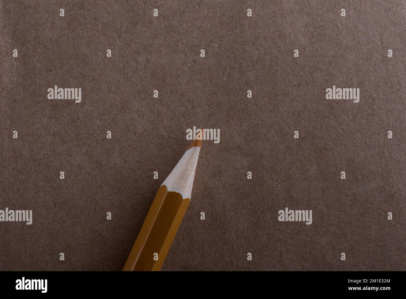 Spiral-Notizbuch und Colo Bleistift auf weißem Hintergrund Stockfoto