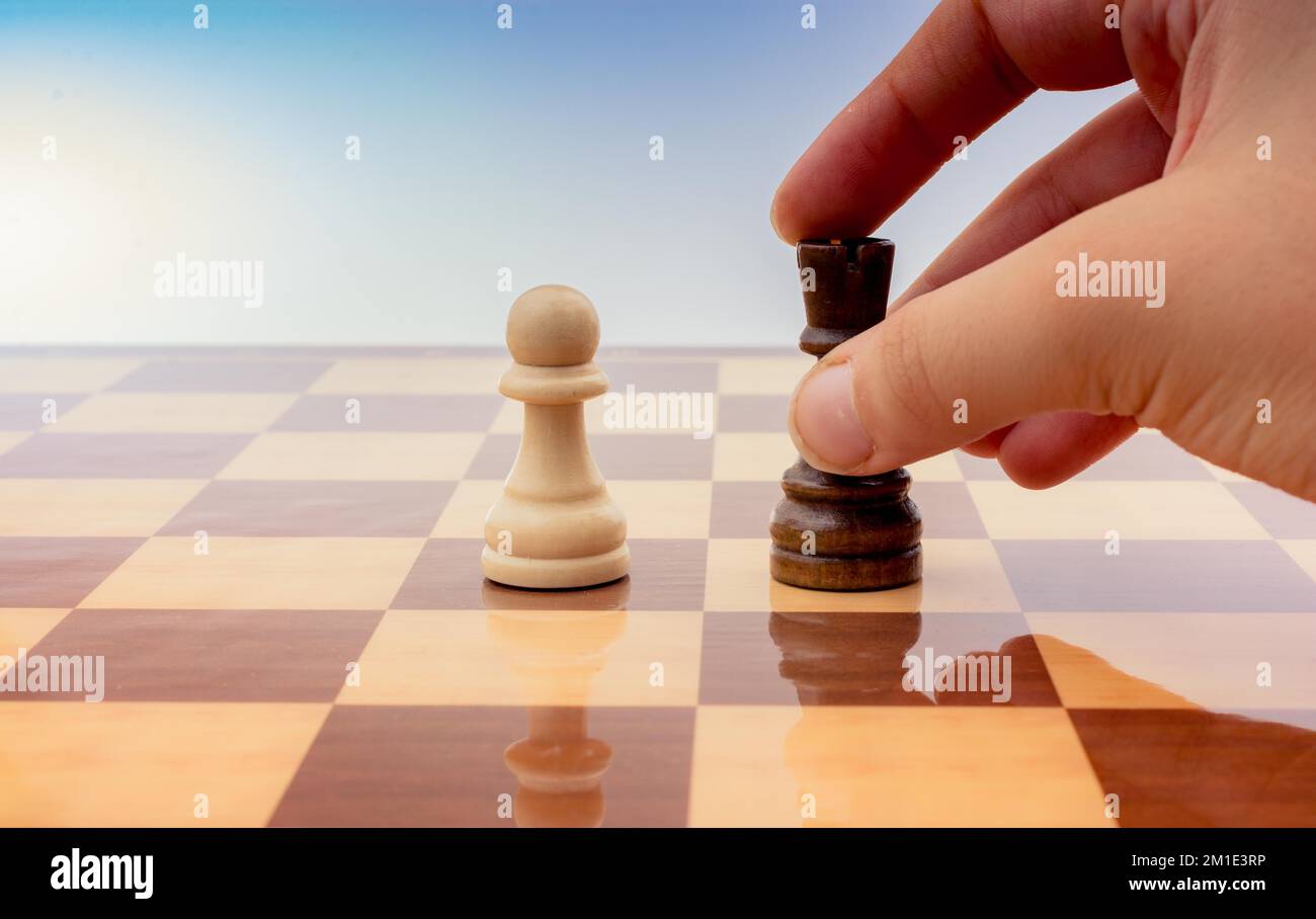 Person spielen Schach Spiel bewegt sich an Bord Stockfoto