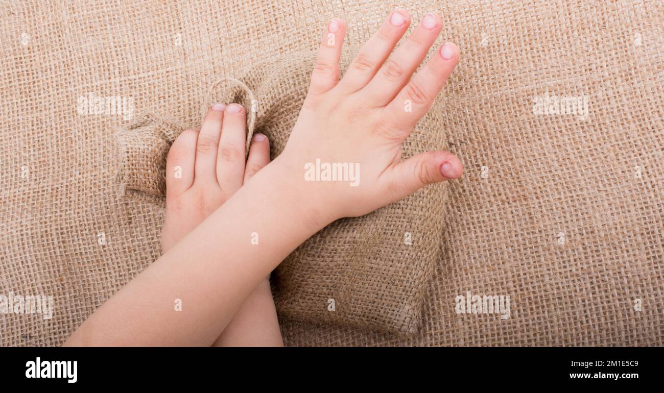 Hand mit einem leeren Säcklein aus Leinen gemacht Stockfoto