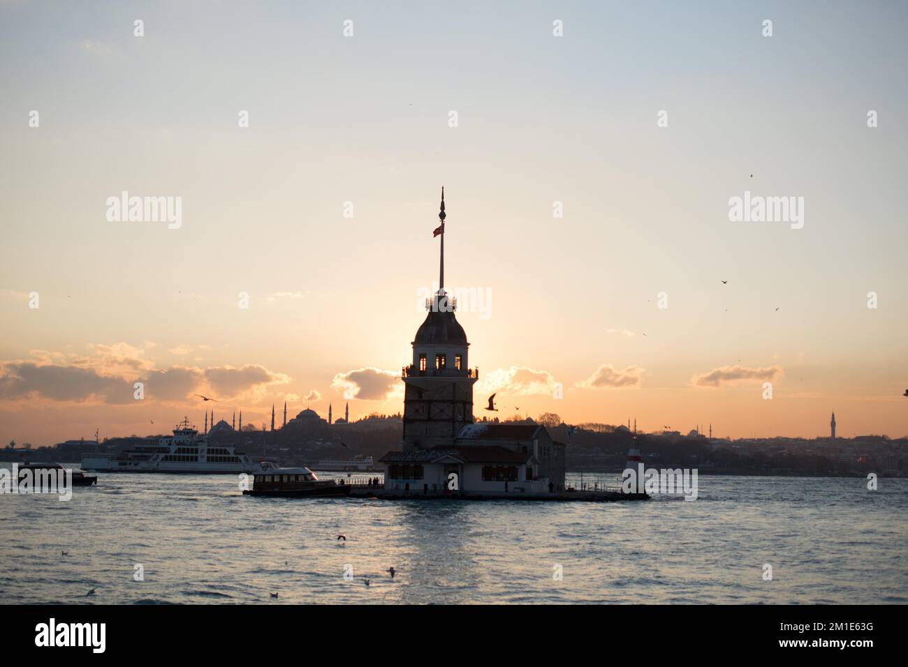 Blick vom Maiden-Turm am Abend, mit der Hagia Sophia und der Blauen Moschee in der Ferne Stockfoto