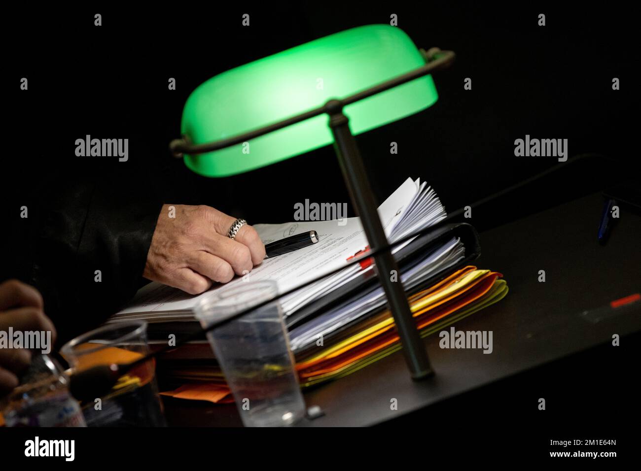 Bildfoto aufgenommen am ersten Tag des Assizes-Prozesses gegen Bert D., vor dem Obersten Gericht Ost-Flanderns in Gent am Montag, den 12. Dezember 2022. Bert D. wird des Mordes an seinem Ex-Partner in Sint-Gillis-Waas beschuldigt.der Mann hatte seine Ex im April 2020 nach einem Streit um das Sorgerecht der Kinder angegriffen. Das Opfer wurde geschlagen und erwürgt. Die Frau wurde in einem kritischen Zustand ins Krankenhaus gebracht, starb aber an ihren Verletzungen. BELGA FOTO DAVID PINTENS Stockfoto