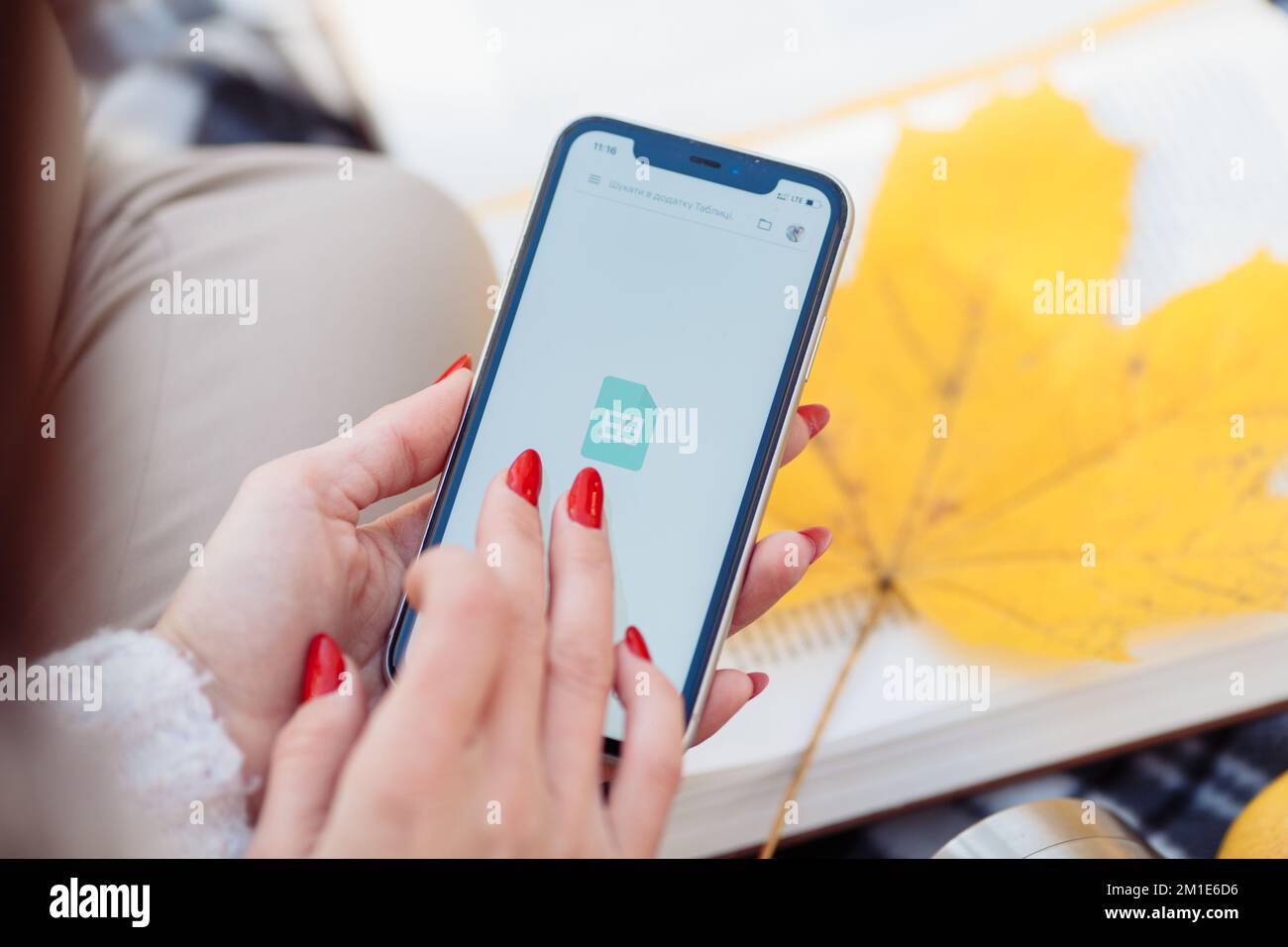 Portland, OR, USA – 8. Februar 2022: Microsoft 365-Apps werden auf einem iPhone 11 angezeigt – Office Word, Excel PowerPoint, Outlook, OneNote Visio Viewer Power Apps Teams SharePoint Yammer, Power BI usw. Hochwertiges Foto Stockfoto
