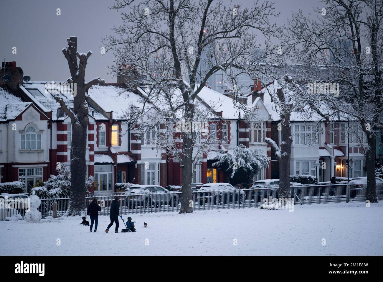 Wohnimmobilien nach niedrigen Temperaturen und nächtlichen Schneefällen auf südLondoner Häusern im Ruskin Park im Jahr SE24, am 12.. Dezember 2022, in London, England. Stockfoto