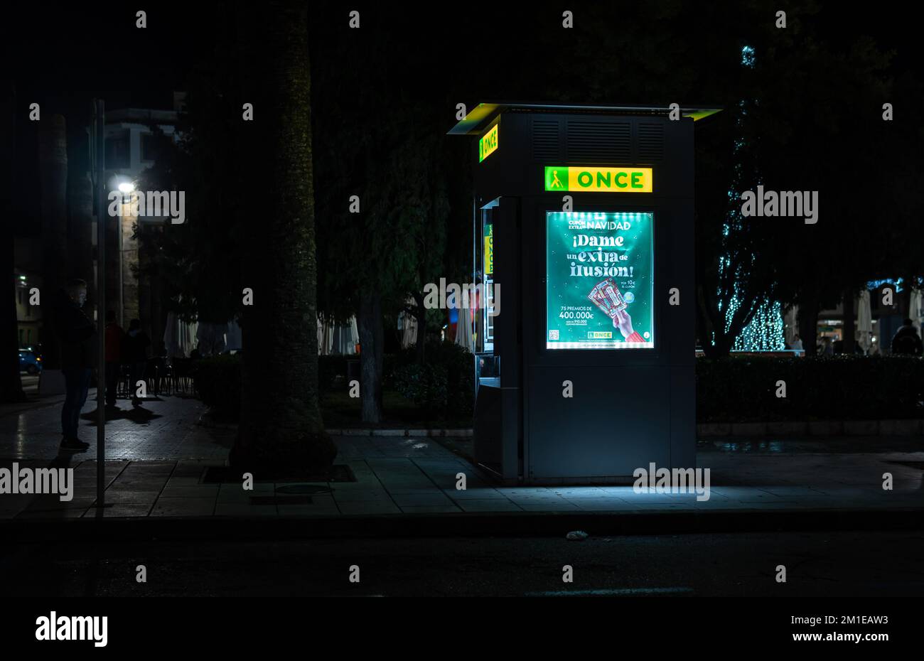 Felanitx, Spanien; dezember 10 2022: Lotteriestand der spanischen Nationalen Blindenorganisation, einmal beleuchtet bei Nacht Stockfoto