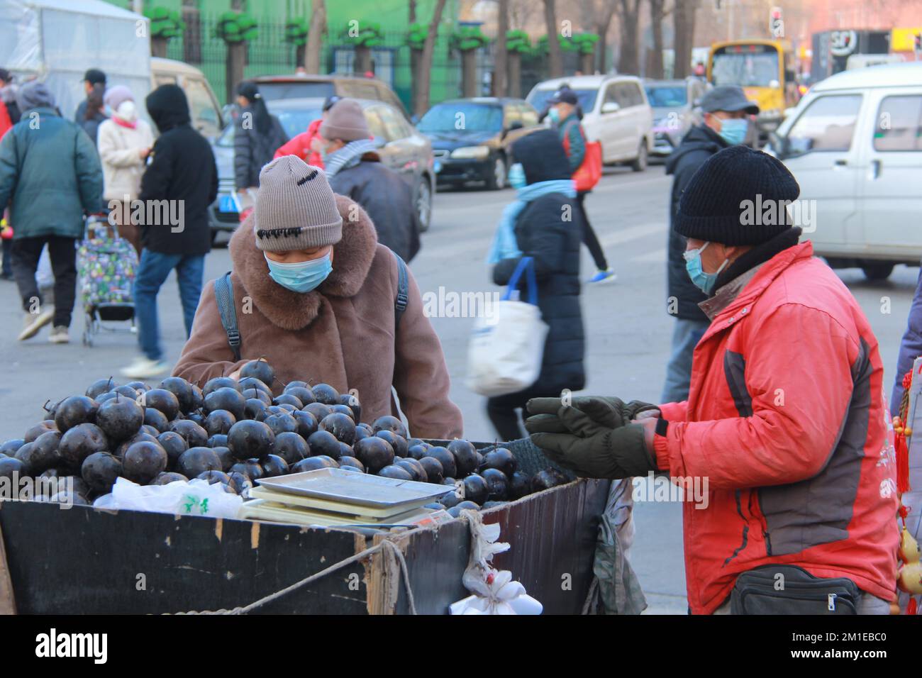Die lebhafte Szene des Qigong Morgenmarkts im Tiexi-Viertel, Shenyang, nordöstliche Chinas Provinz Liaoning, 10. Dezember 2022. (Foto: ChinaImages/Sipa USA) Stockfoto