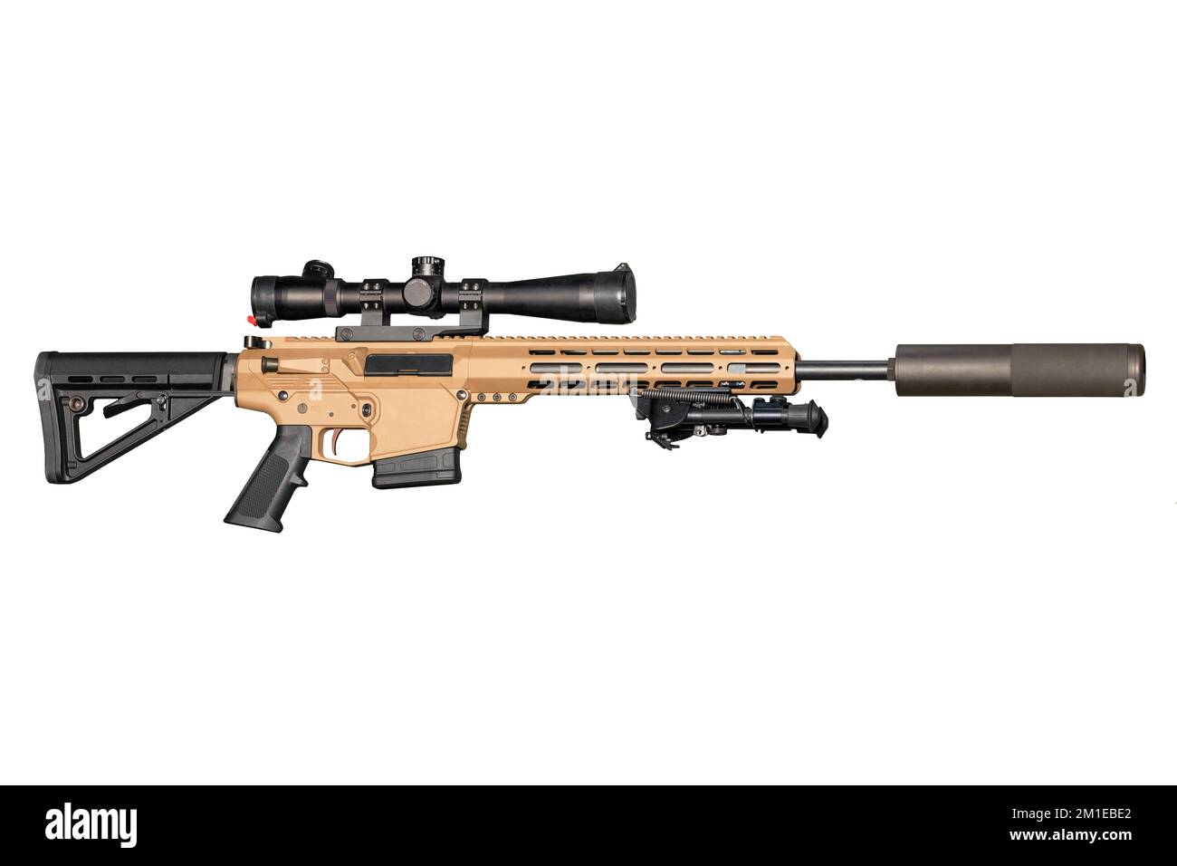 Sturmgewehr für Spezialeinheiten, eine gezogene Waffe mit optischem Sichtfeld und einen Schalldämpfer, isoliert auf weißem Hintergrund. Stockfoto
