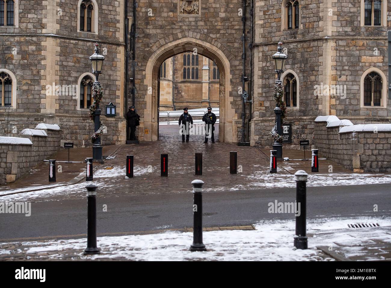 Windsor, Berkshire, Großbritannien. 12.. Dezember 2022. Schnee im Windsor Castle. In Windsor kam es über Nacht zu einem leichten Schneestaub, während das kalte Wetter anhält. Eine gelbe Wetterwarnung wurde über Nacht aktiviert. Kredit: Maureen McLean/Alamy Live News Stockfoto