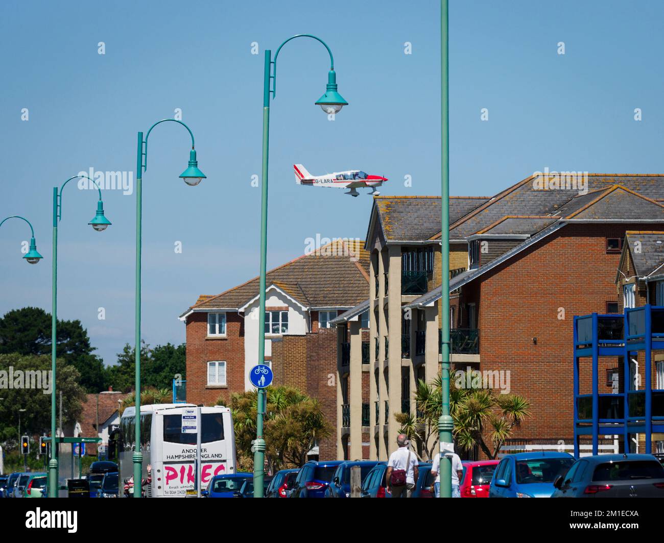 Leichtflugzeuge fliegen über Häuser in Richtung Solent Airport Daedalus, Lee-on-the-Solent, Hampshire, Großbritannien Stockfoto