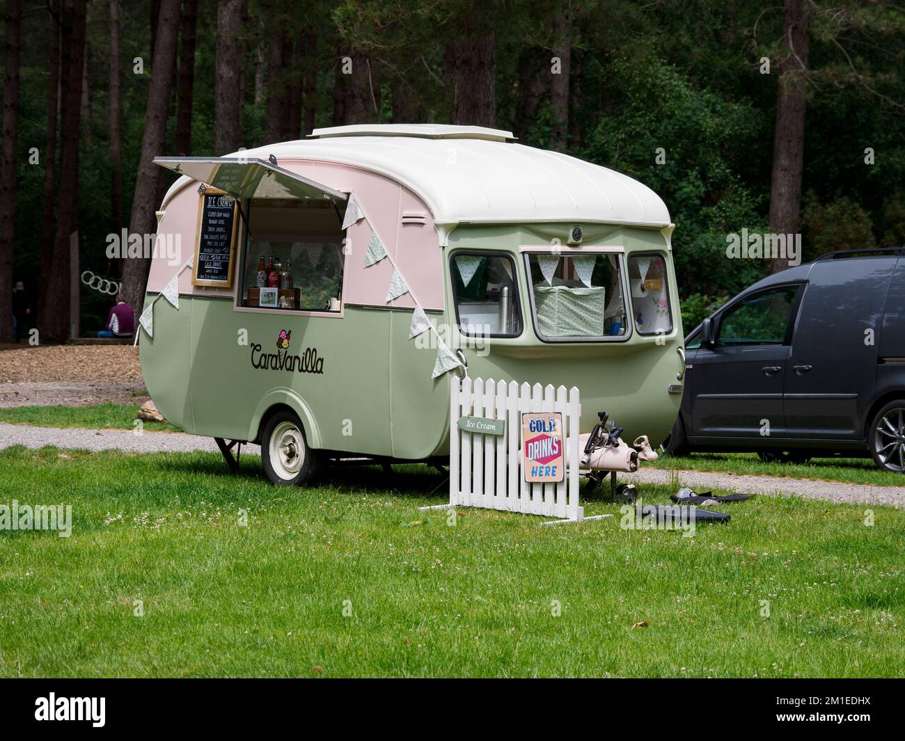 Früher verkaufte ein Vintage Caravan Eiscreme in einem Schönheitssalon, Forest of Bere, Fareham, Hants, Großbritannien Stockfoto