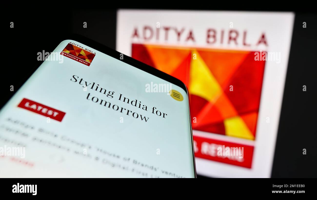 Mobiltelefon mit Website der Firma Aditya Birla Fashion and Retail Limited (ABFRL) auf dem Bildschirm mit Logo. Fokus auf oberer linker Seite des Telefondisplays. Stockfoto