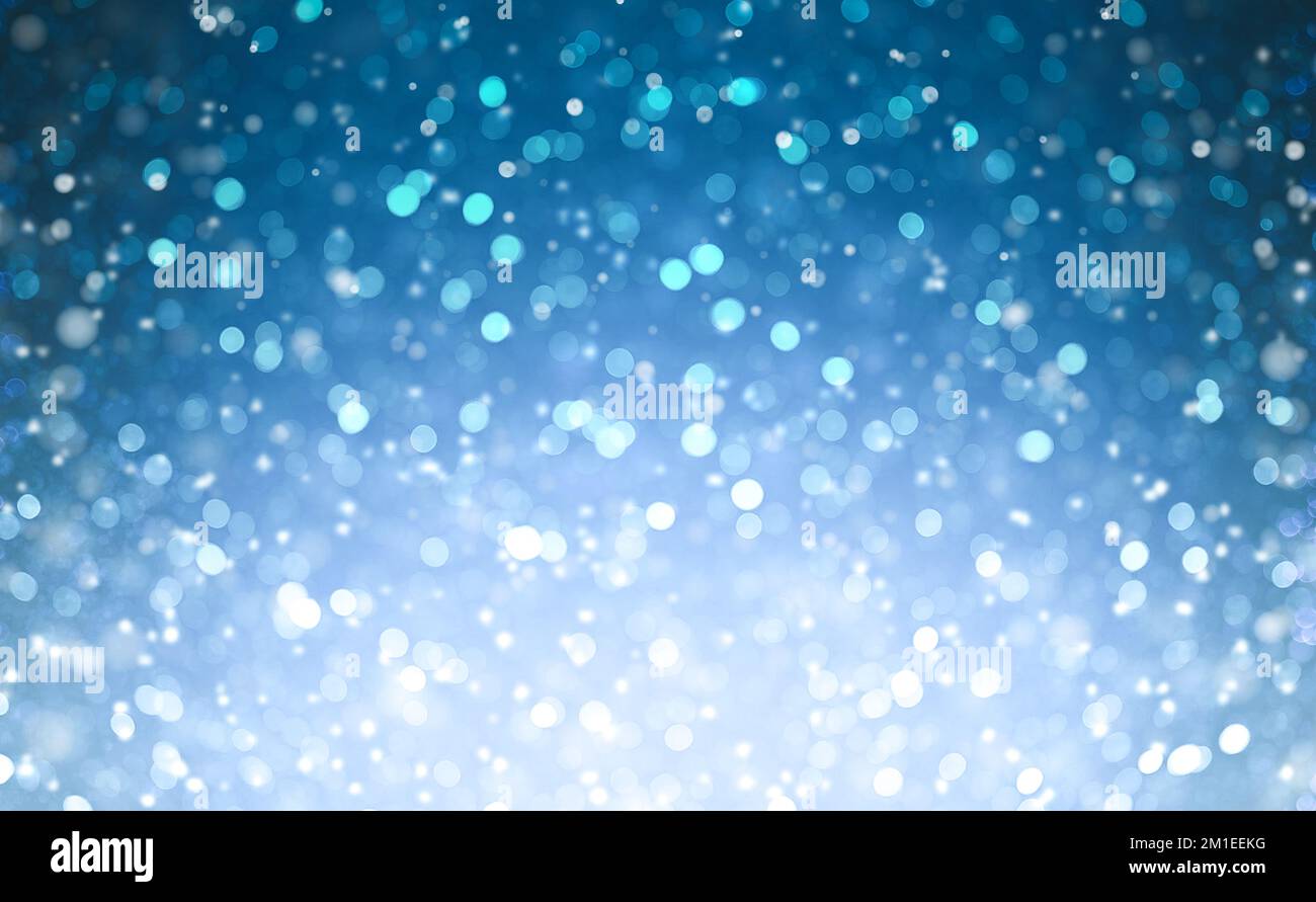 Hellblauer Weihnachtshintergrund mit Schnee und Unschärfe Stockfoto