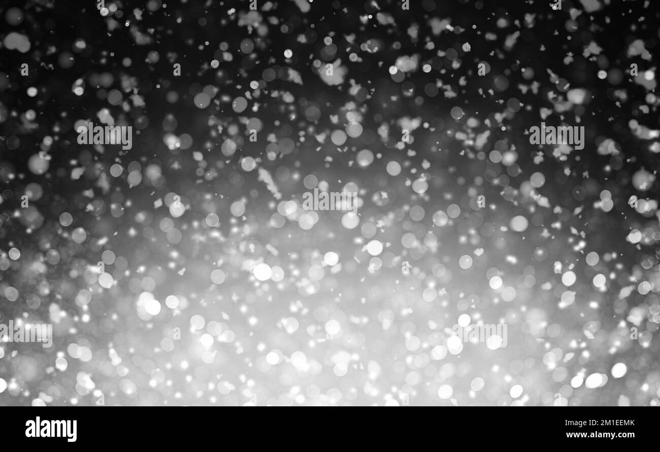 Leuchtend weißer Weihnachtshintergrund mit Schnee und Unschärfe Stockfoto
