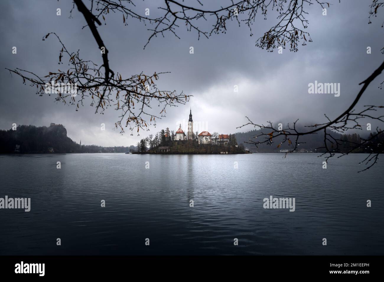 Regnerischer Tag am See blutete in slowenien Stockfoto