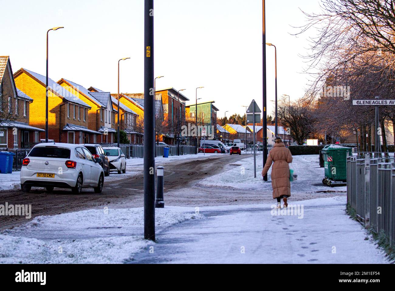 Dundee, Tayside, Schottland, Großbritannien. 12.. Dezember 2022. UK Weather: Nordostschottland genießt im Dezember die herrliche Sonne, mit eiskalten Temperaturen um -5°C. Der Schneefall von Tayside und der harte Frost führten zu einer erheblichen Ansammlung von eiskaltem Schnee, der die Straßen und Gehwege in Dundee bedeckte. Der Stadtrat von Dundee ist bei der Beseitigung der extrem gefährlichen Bedingungen für Autofahrer und Fußgänger weit zurückgefallen. Kredit: Dundee Photographics/Alamy Live News Stockfoto