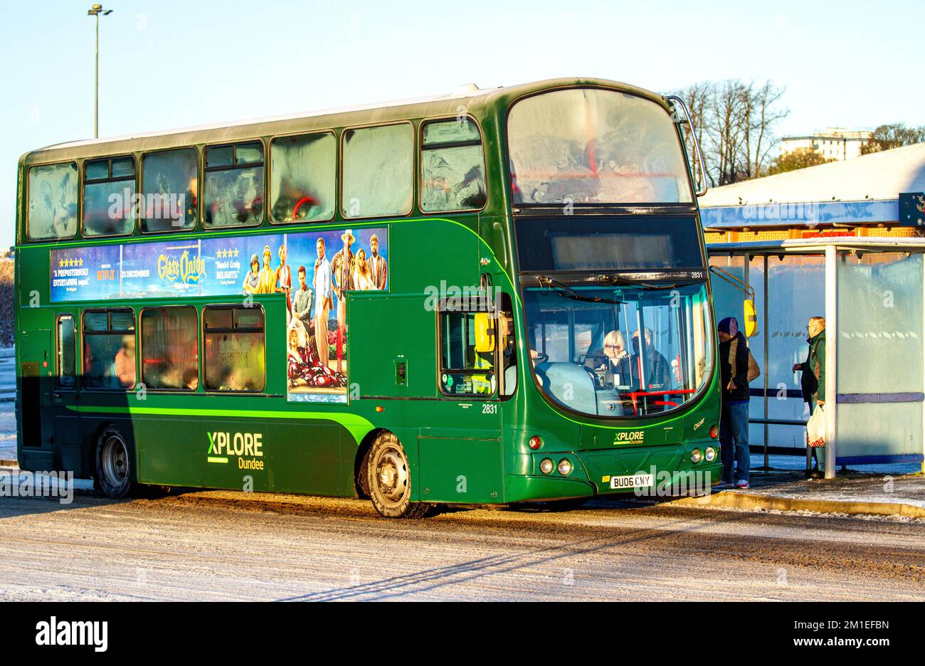 Dundee, Tayside, Schottland, Großbritannien. 12.. Dezember 2022. UK Weather: Nordostschottland genießt im Dezember die herrliche Sonne, mit eiskalten Temperaturen um -5°C. Der Schneefall von Tayside und der harte Frost führten zu einer erheblichen Ansammlung von eiskaltem Schnee, der die Straßen und Gehwege in Dundee bedeckte. Der Stadtrat von Dundee ist bei der Beseitigung der extrem gefährlichen Bedingungen für Autofahrer und Fußgänger weit zurückgefallen. Kredit: Dundee Photographics/Alamy Live News Stockfoto